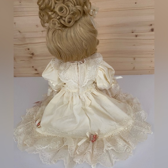 Vintage SHOW-STOPPERS Collectible Porcelain Doll Dawn - Picture 8 of 16